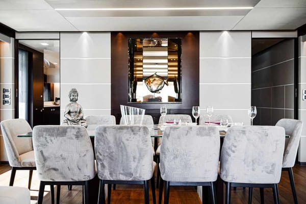 mesa de jantar decorada com buddha e vaso de vidro