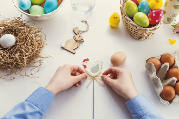 décor de pâques diy avec coq et lapin en papier avec oeufs décoratifs