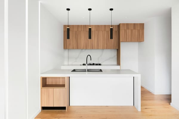 petite cuisine minimaliste aux accents blancs et boisés