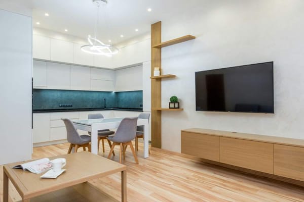 painel de tv na sala de estar com rack de madeira