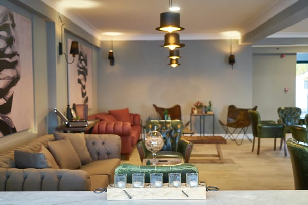 schöne Innenarchitektur eines eleganten Wohnzimmers mit Kerzen im Vordergrund