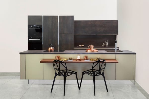 une cuisine moderne et élégante avec des chaises design et des accessoires en métal