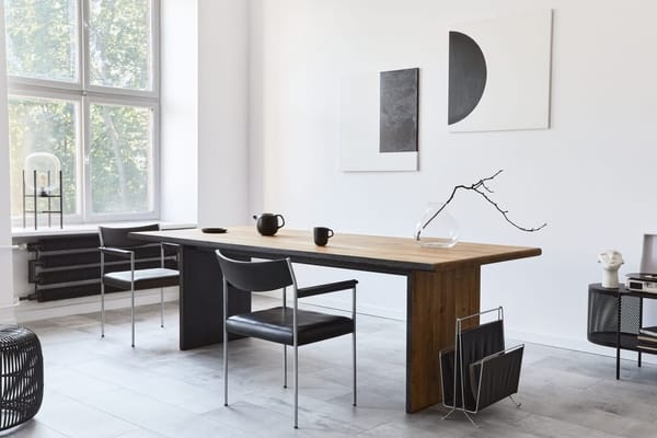 comedor con muebles de diseño, cuadros y escultura, arte en decoración